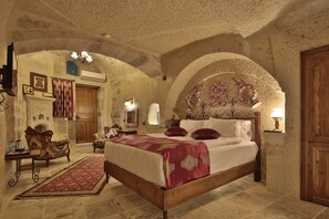 Deluxe-rum - bubbelpool | Minibar, värdeförvaringsskåp på rummet och mörkläggningsgardiner