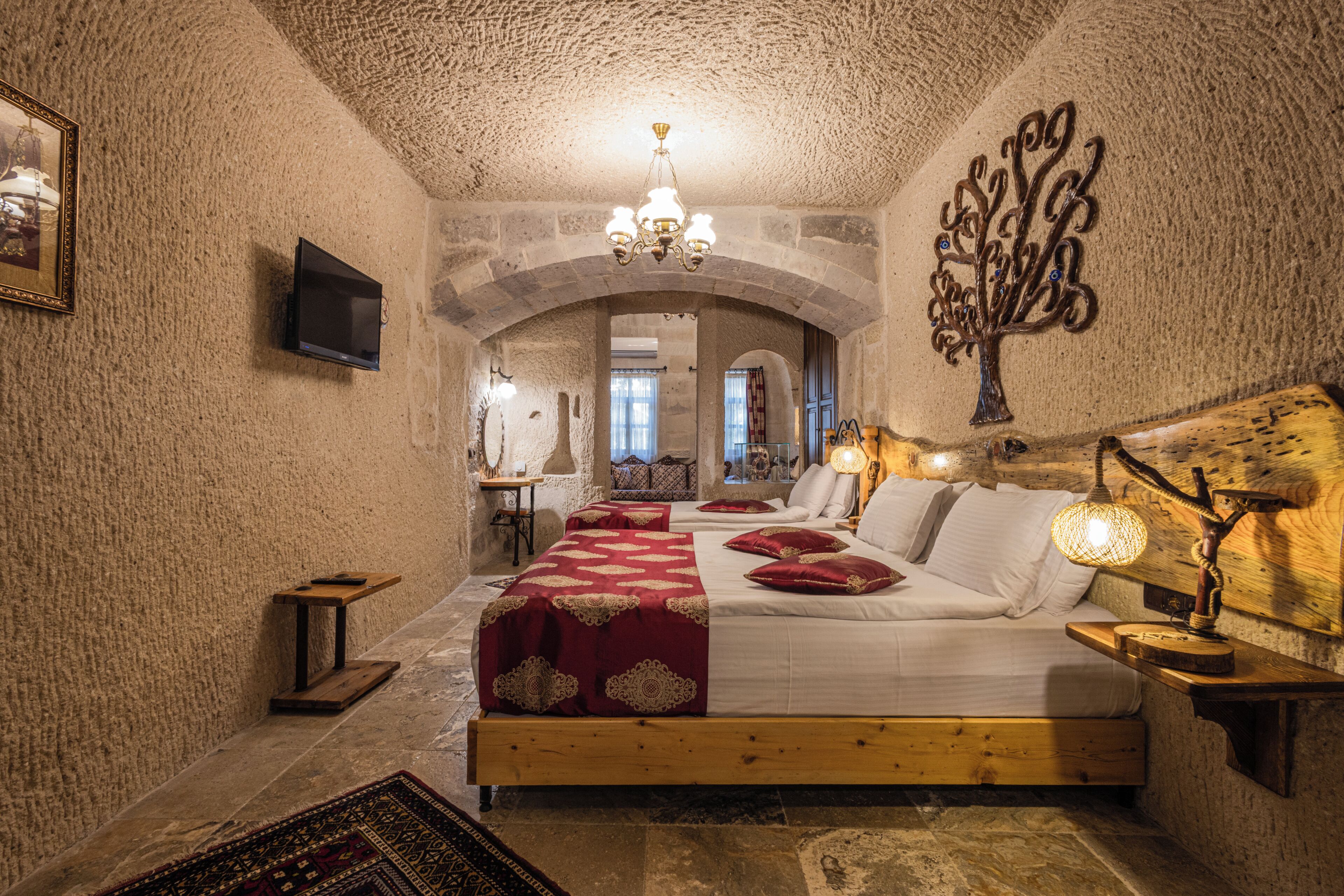 Honeymoon Suite, Hot Tub | Minibar, in-room safe, blackout curtains, soundproofing