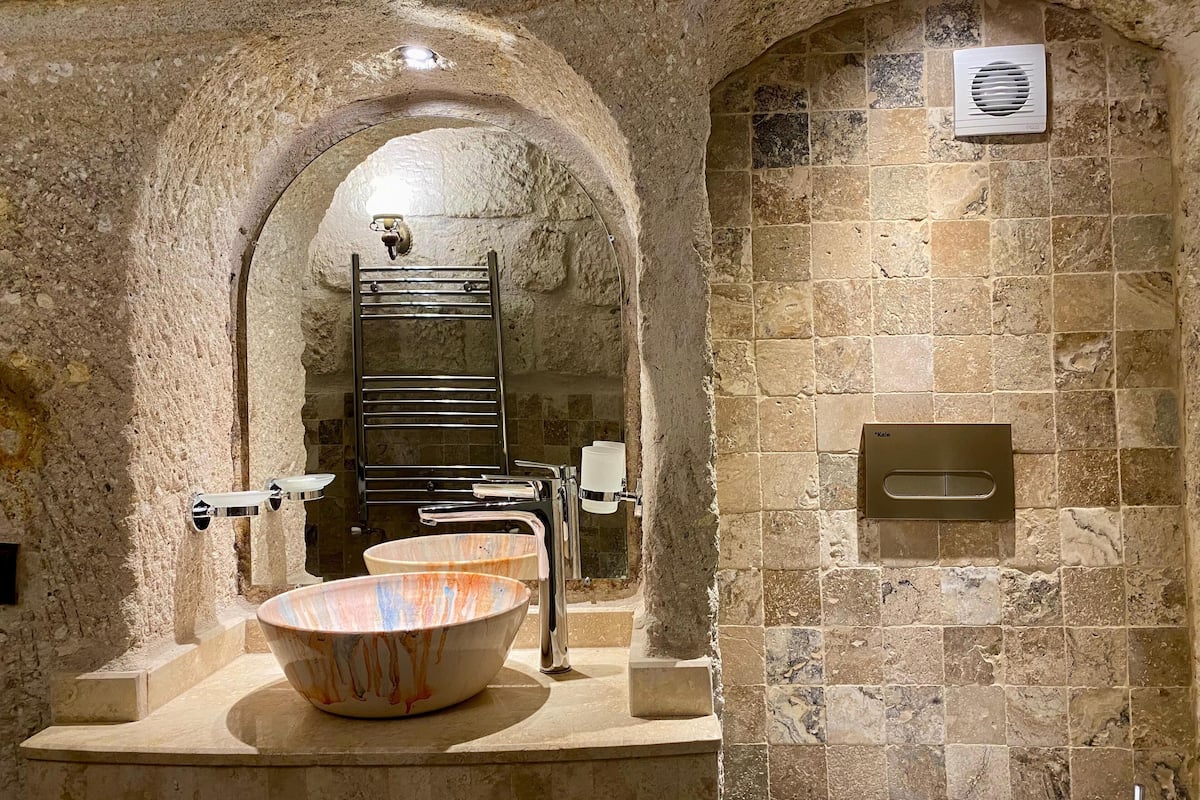 deluxe room | bathroom | shower, rainfall showerhead, free toiletries, hair dryer