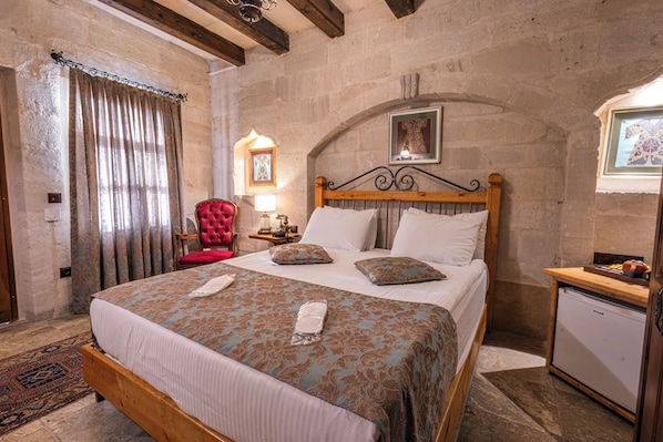 A room with a bed, a chair, a desk, and a small cabinet. - Aren Cave Hotel (Nevsehir)