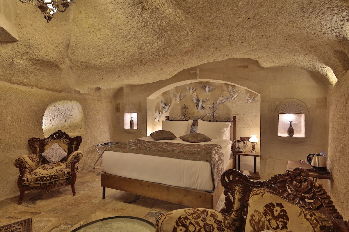 deluxe room | living area | tv