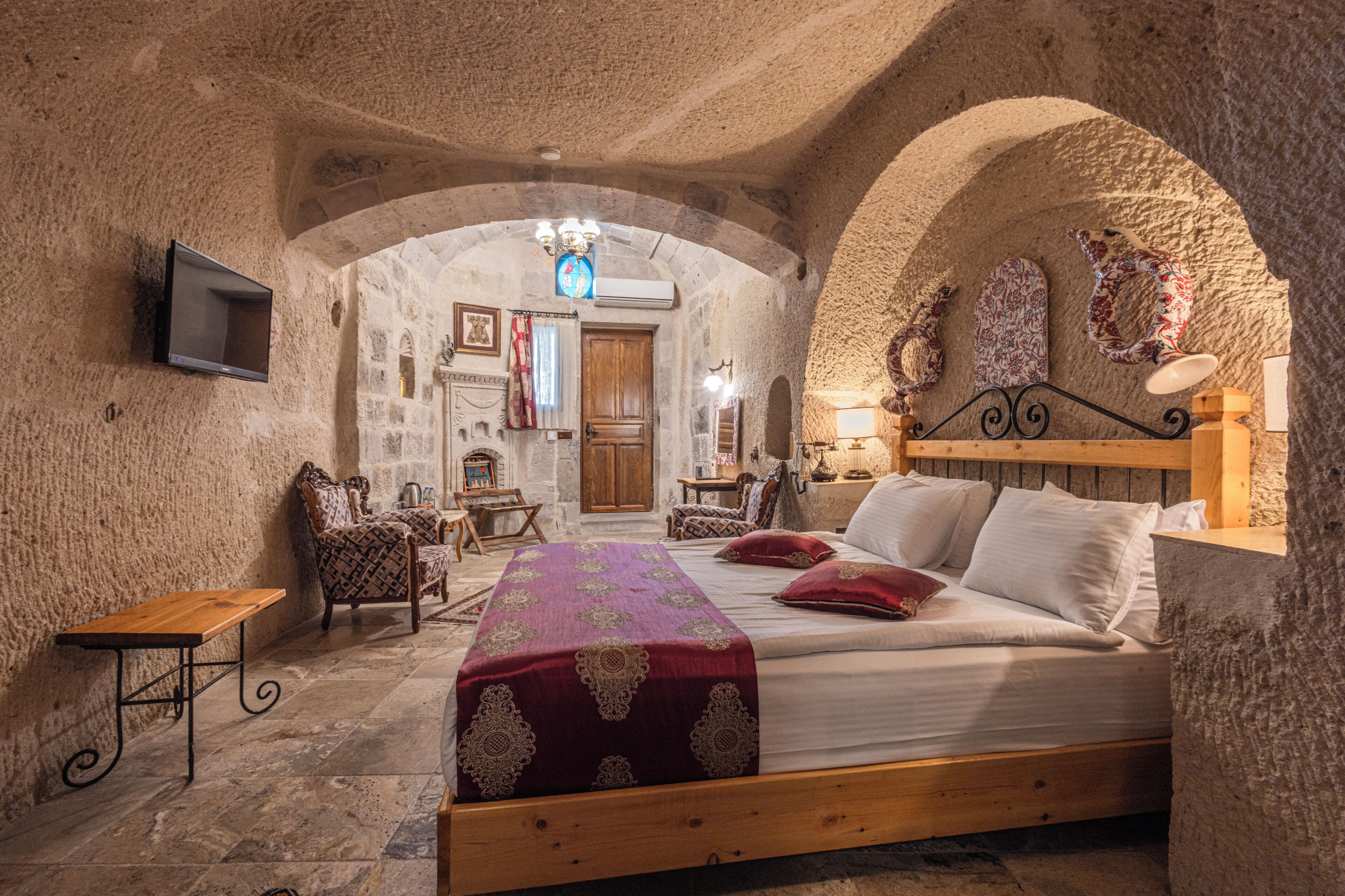 Deluxe Room, Hot Tub | Minibar, in-room safe, blackout curtains, soundproofing