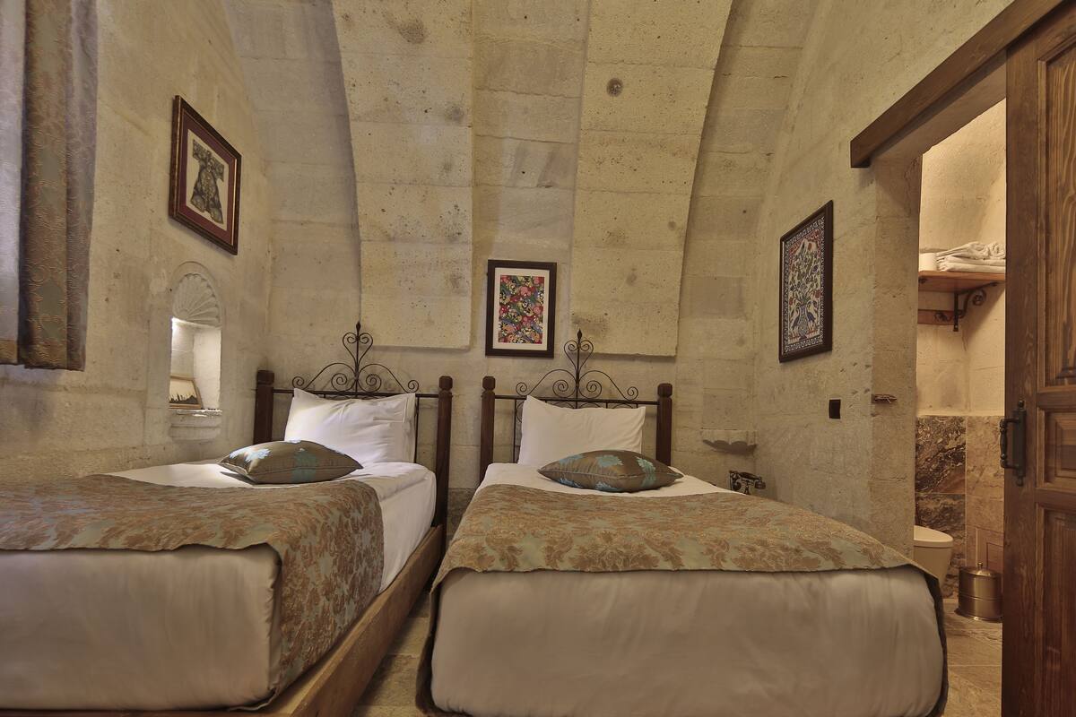 standard twin room, 2 single beds | 1 bedroom, minibar, in-room safe, blackout curtains