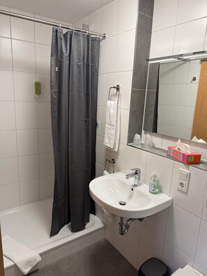 Standard Double or Twin Room | Bathroom | Shower, free toiletries, hair dryer, towels - Pension im Wirtshaus Himberg (Bad Honnef)