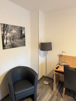 Standard Double or Twin Room | Desk, laptop workspace, blackout drapes, soundproofing - Pension im Wirtshaus Himberg (Bad Honnef)