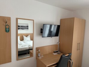 Habitación estándar con 1 cama matrimonial o 2 individuales | Escritorio, espacio para trabajar con laptop y cortinas blackout