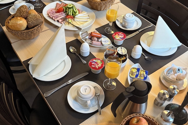 Sarapan Eropah setiap hari (EUR 15.00 seorang)