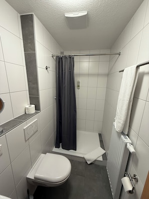 Standard Room | Bathroom | Shower, free toiletries, hair dryer, towels - Pension im Wirtshaus Himberg (Bad Honnef)