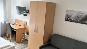 Familien-Vierbettzimmer | Schreibtisch, laptopgeeigneter Arbeitsplatz, Verdunkelungsvorhänge