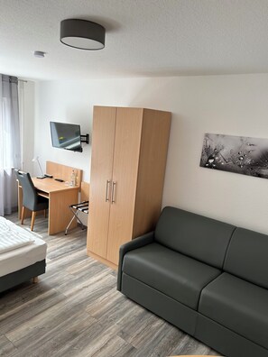 Family Quadruple Room | Desk, laptop workspace, blackout drapes, soundproofing - Pension im Wirtshaus Himberg (Bad Honnef)