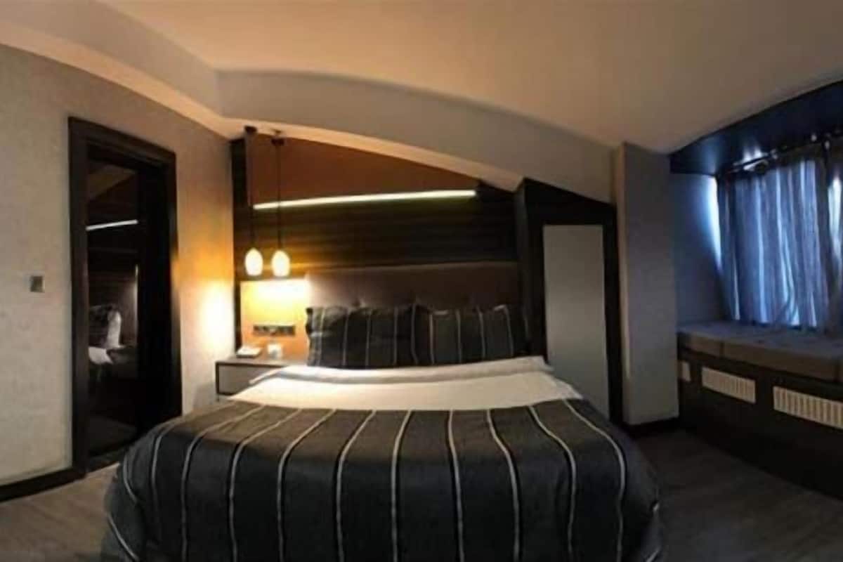 in-room safe, desk, soundproofing, free wifi