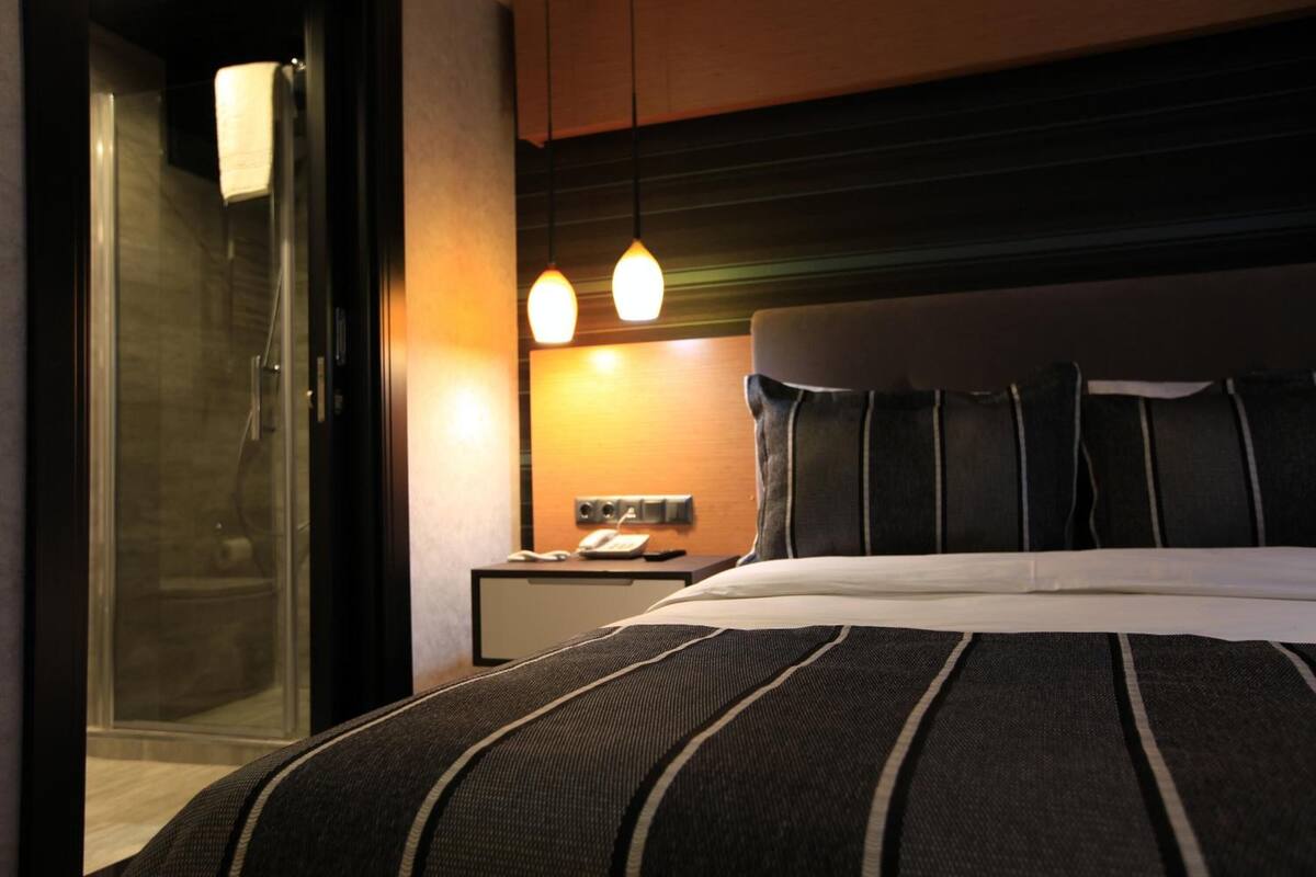 in-room safe, desk, soundproofing, free wifi