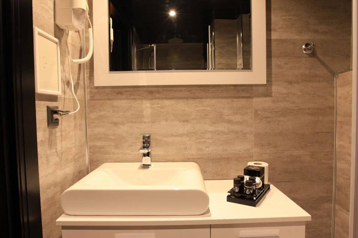 shower, free toiletries, hair dryer, slippers