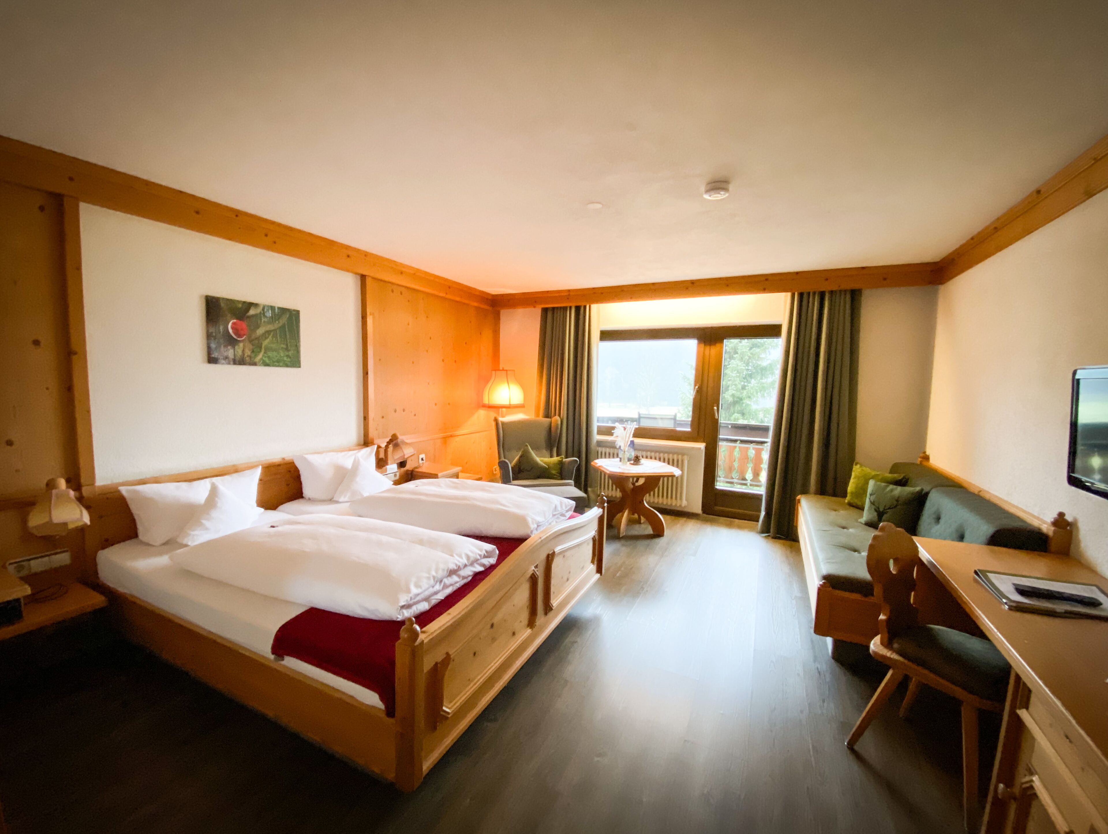 1 غرفة نوم وأغطية فراش متميزة وخزنة داخل الغرفة ومكتب