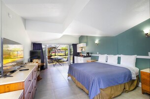 Classic Room with King Bed | Desk, free WiFi, bed sheets