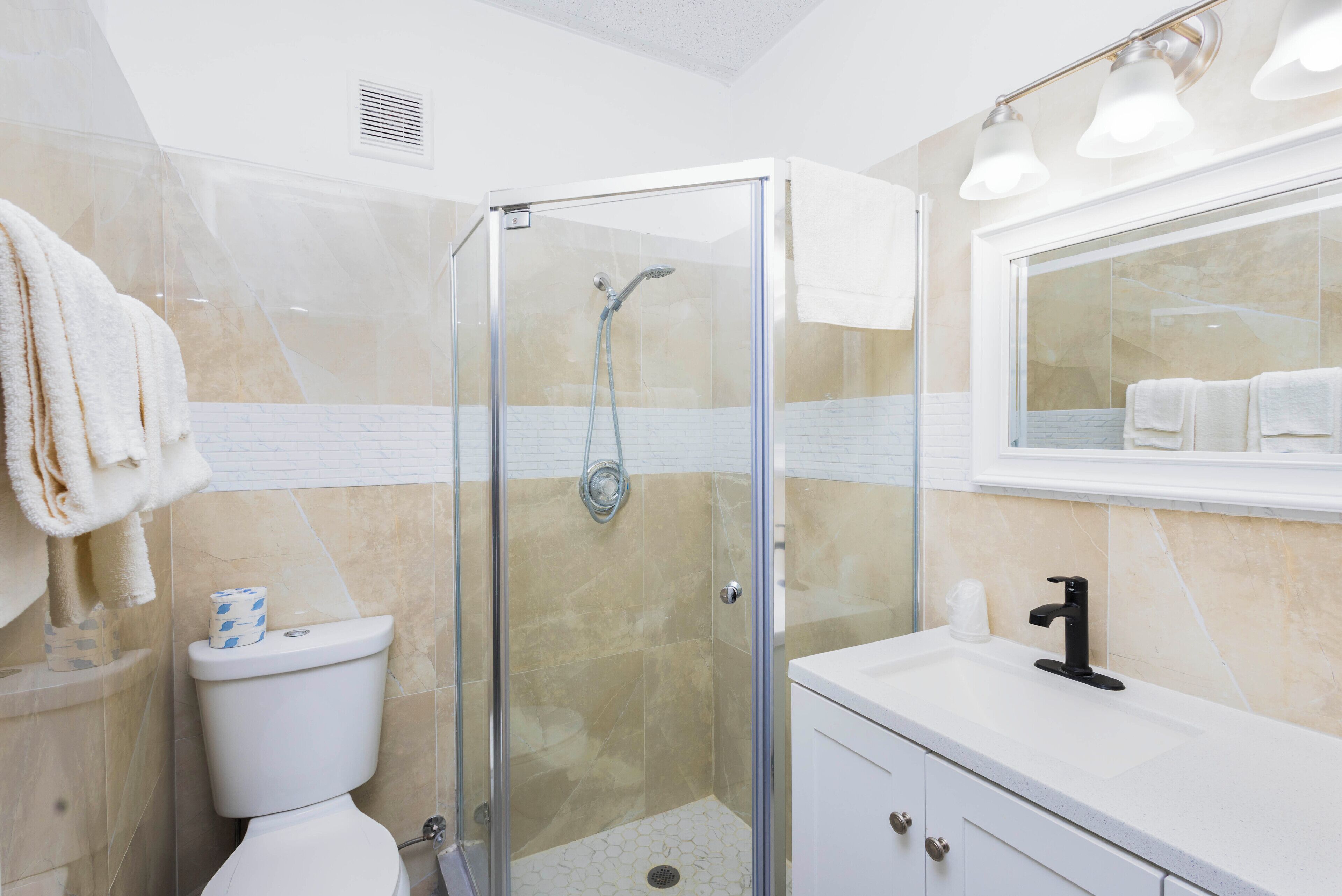 Classic Room with King Bed | Bathroom | Shower, free toiletries, towels