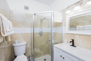 Classic-Zimmer, 1 King-Bett | Badezimmer | Dusche, kostenlose Toilettenartikel, Handtücher