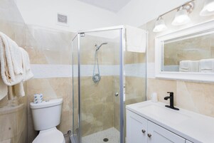 Habitación clásica, 1 cama de matrimonio grande | Baño | Ducha, artículos de higiene personal gratuitos y toallas