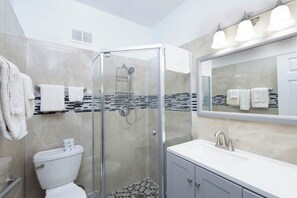 Habitación clásica, 1 cama King size | Baño | Regadera, amenidades de baño gratuitas, toallas 