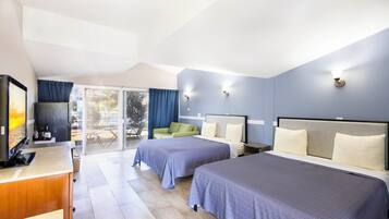 Kamar Klasik, 2 Tempat Tidur Queen | Meja kerja, Wi-Fi gratis, dan seprai linen