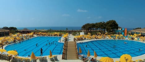 Piscina interna, piscina externa, guarda-sóis, espreguiçadeiras