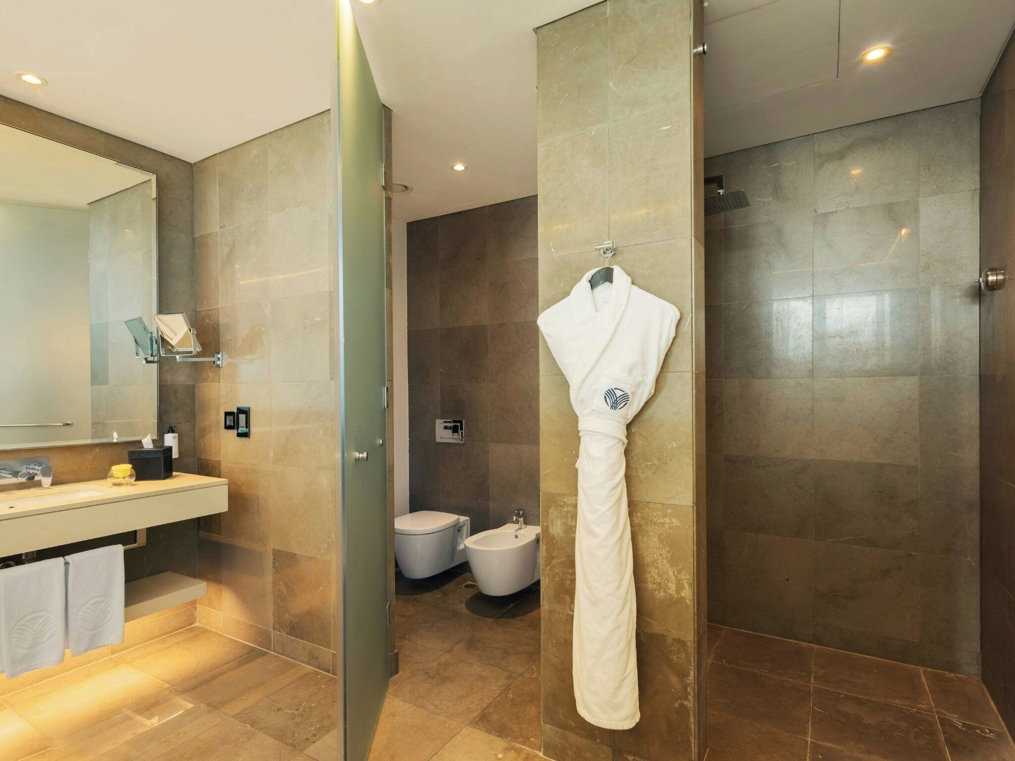 Room, 1 King Bed, Club Lounge Access, City View | Down comforters, in-room safe, desk, laptop workspace