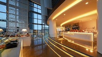 6 restaurantes, se sirven desayunos, comidas y cocina internacional