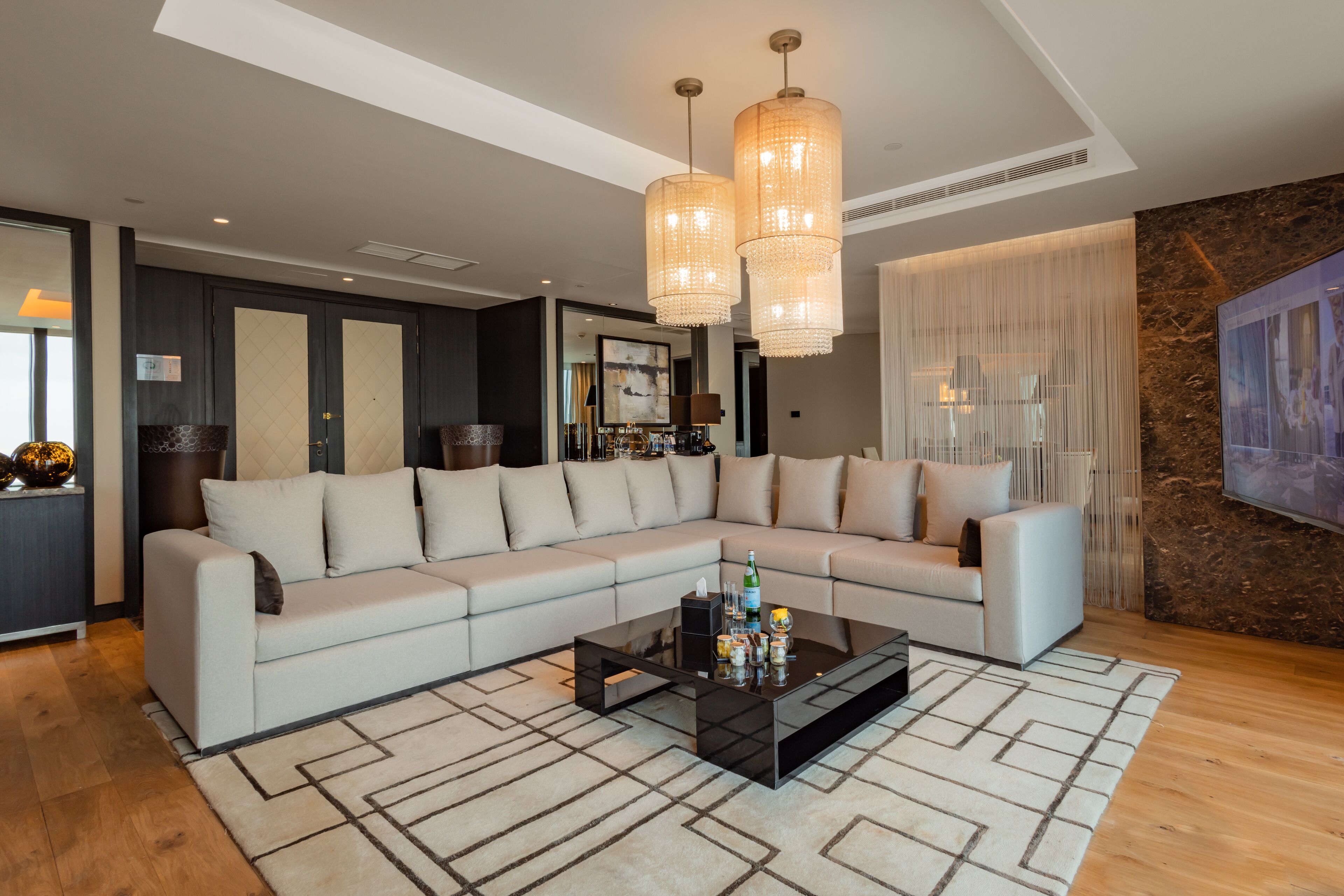 Suite (Crown, Boulevard View) | Woonruimte | Een 48-inch flatscreentelevisie met satellietzenders en televisie