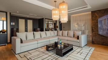 Suite (Crown, Boulevard View) | Woonruimte | Een 48-inch flatscreentelevisie met satellietzenders en televisie