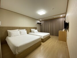 Family Twin Room, City View | Peralatan tempat tidur premium, langsir/tirai gelap terus, kalis bunyi 
