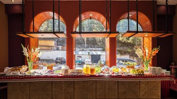 Free daily buffet breakfast