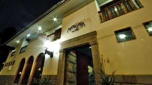 A hotel entrance with a sign reading "MAMASARA HOTEL". - Hotel Mamasara (Cusco)
