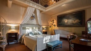 A bedroom with a four-poster bed, a desk, and a chair. - B&B Casa Schlatter (Florence)