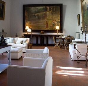 Coin salon dans le hall