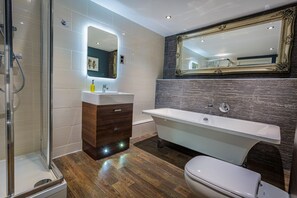 Deluxe Suite | Bathroom | Free toiletries, hair dryer, bathrobes, slippers