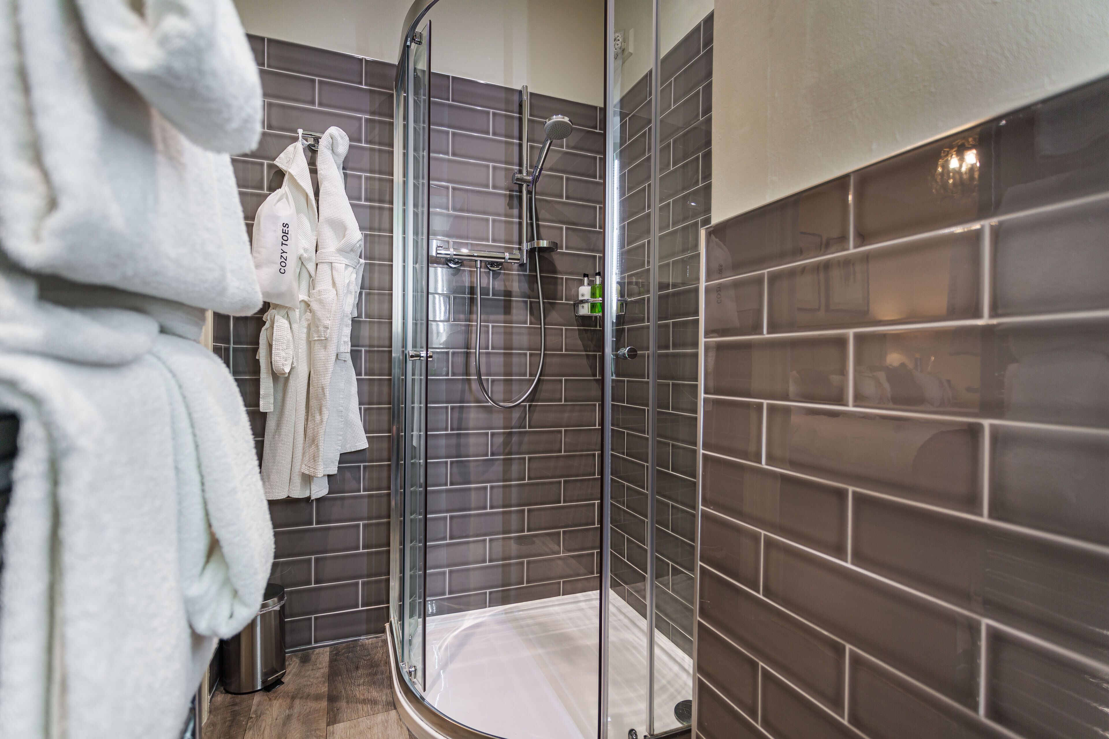 Classic Double Room | Bathroom | Free toiletries, hair dryer, bathrobes, slippers