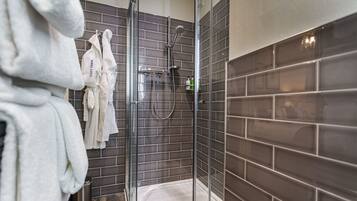 Classic Double Room | Bathroom | Free toiletries, hair dryer, bathrobes, slippers