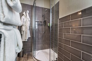 Classic-dobbeltværelse | Badeværelse | Gratis toiletartikler, hårtørrer, badekåber, hjemmesko