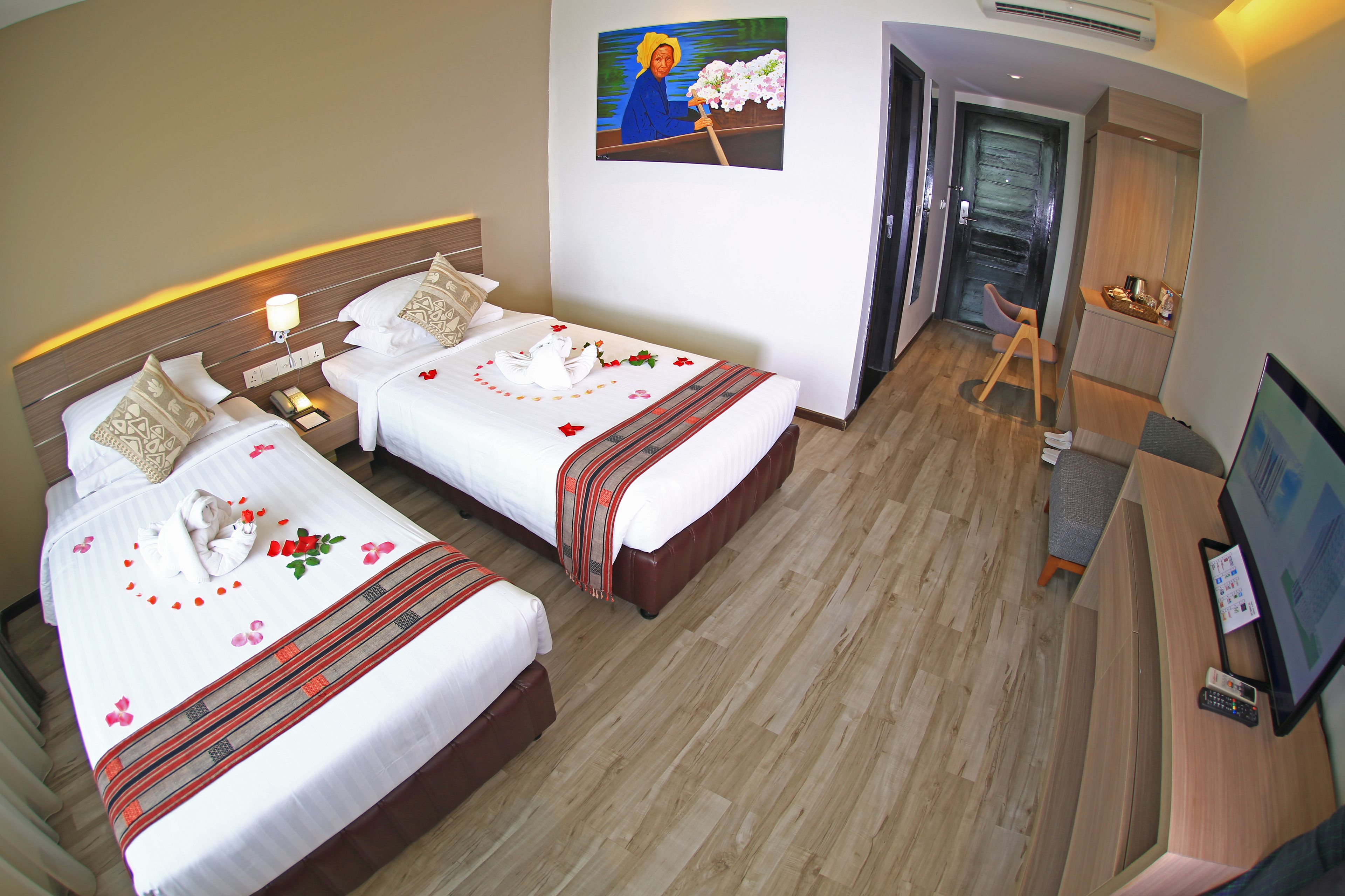 Room | Living room | 40-inch LED TV with cable channels, TV