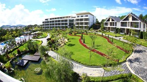 Un hôtel moderne doté d’une cour intérieure, de plusieurs étages et offrant une vue sur le paysage environnant.