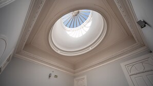 A room with a skylight, white walls, and a door. - Oporto Trendy Apartments (Porto)