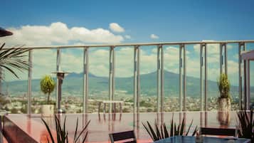 Alberca al aire libre, acceso de 08:00 a 21:00, y camastros