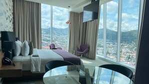 Master Suite 1 king bed and 2 Double Bed | ผ้าปูที่นอนฝ้ายอียิปต์, เครื่องนอนระดับพรีเมียม, ตู้นิรภัยในห้องพัก