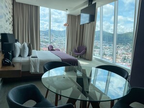 Master Suite 1 king bed and 2 Double Bed | Egyptian cotton sheets, premium bedding, in-room safe, blackout curtains - Hotel Belo Grand Morelia (Morelia)