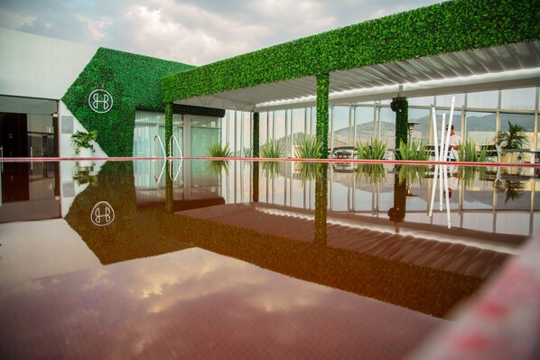 Outdoor pool, open 8:00 AM to 9:00 PM, pool loungers - Hotel Belo Grand Morelia (Morelia)