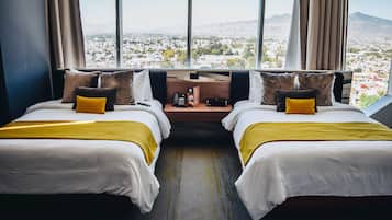 Master Suite 1 king bed and 2 Double Bed | 1 sovrum, egyptiska bomullslakan och sängtillbehör av högsta kvalitet