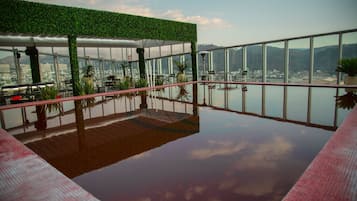 Alberca al aire libre, acceso de 08:00 a 21:00, y camastros