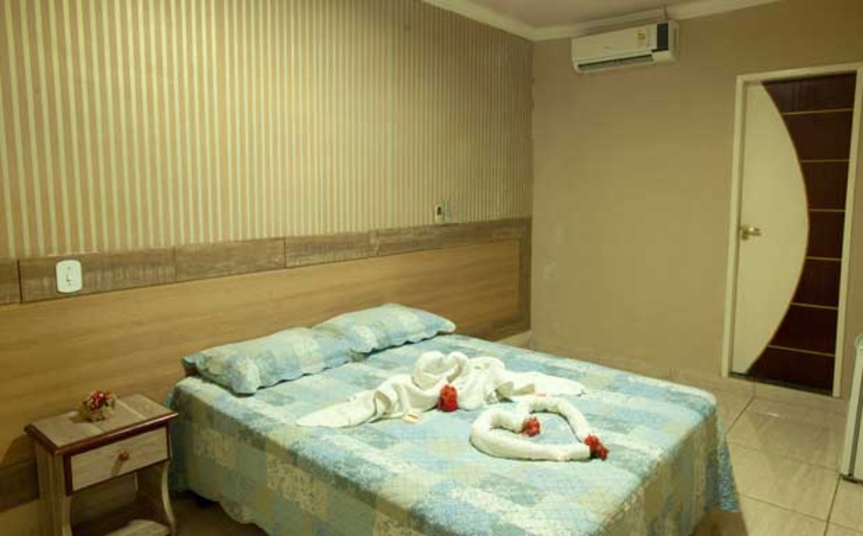 Minibar, free WiFi, bed sheets