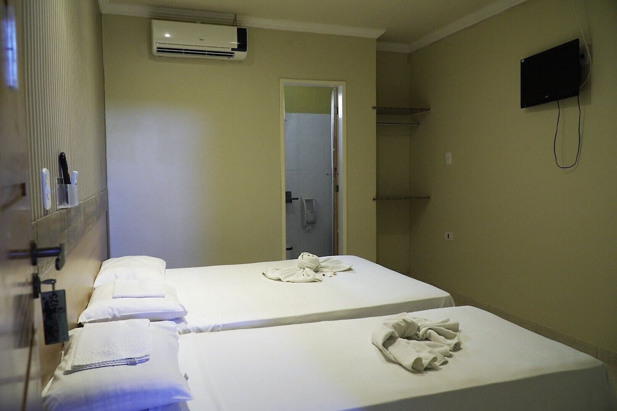 Habitación triple económica | Minibar, wifi gratis, ropa de cama