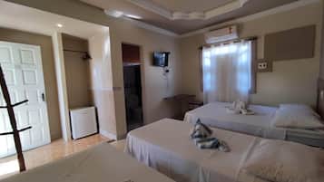 Quarto quádruplo | Frigobar, Wi-Fi de cortesia, roupa de cama